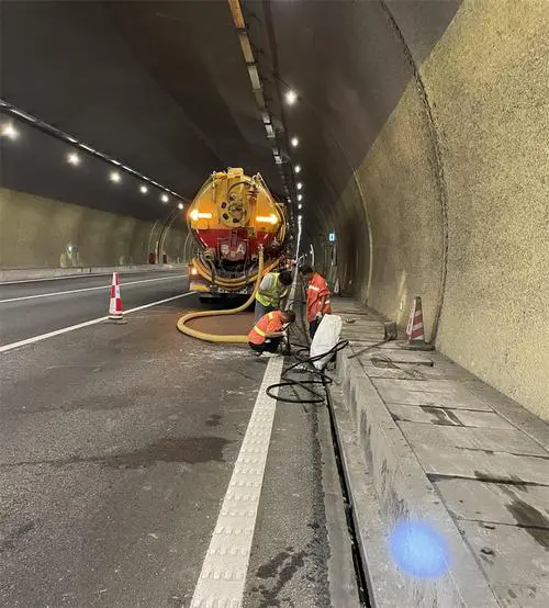 畅好乡隧道排水渠清淤